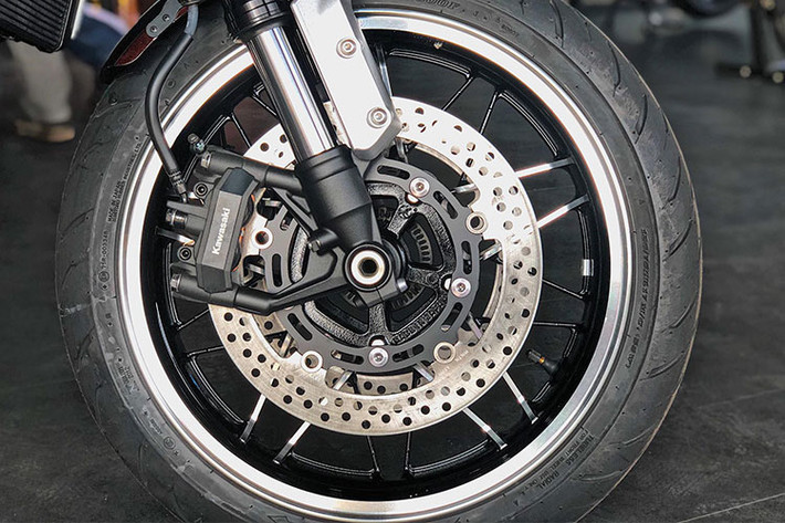 Kawasaki Z900 RS được trang bị cặp phuộc trước upside down và phuộc monoshock sau cùng với khung gầm thể thao và thiết bị hiện đại như phanh ABS trước/sau tương tự như "đàn anh" Z900. Tuy nhiên với ghi đông cao, yên xe thấp,... chiếc xe mang lại tư thế ngồi thoải mái và dễ làm chủ xe hơn.