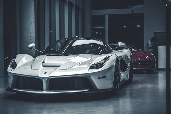 Ferrari LaFerrari đã mở ra một cuộc chơi mới của thời đại mới: siêu xe hybrid, và chiếc xe được sươn với màu "trắng tinh khôi" này chính là siêu xe đó.