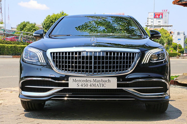Chiếc xe siêu sang Mercedes-Maybach S450 4Matic 2019 chính hãng đầu tiên về Việt Nam được một đại lý tại TP HCM đưa về nước theo đơn đặt hàng của một doanh nhân Việt. Giá xe Mercedes-Maybach S450 4Matic 2019 siêu sang bán ra là 7,369 tỷ đồng.