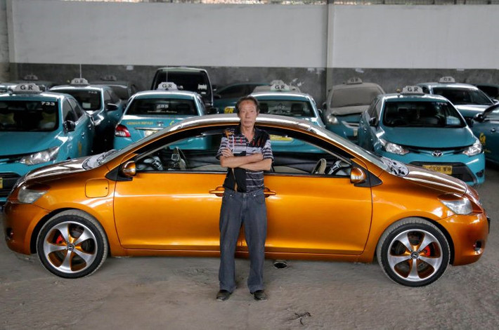 Một người thợ cơ khí 71 tuổi sống ở phía Tây Java, Indonesia đã hoàn thành chiếc xe sedan Toyota Vios 2 đầu sau 6 tháng làm việc. Bản độ có 2 động cơ, 2 vô-lăng, 2 bàn đạp ga, 2 bàn đạp phanh và một hình xăng.