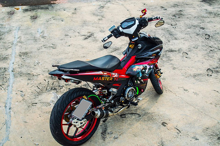 Đây là chiếc Yamaha Exciter 150 độ dùng mâm Asio, tem đấu AirBrush, chắn bùn sau và patch biển số đồ chơi phá cách.