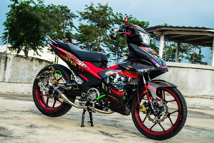 Ngoài những phiên bản độ máy thiên về tốc độ, có không ít tay chơi đầu tư số tiền không hề nhỏ để độ dàn lông (độ kiểng) với những gói phụ kiện hàng hiệu được đắp lên xe.