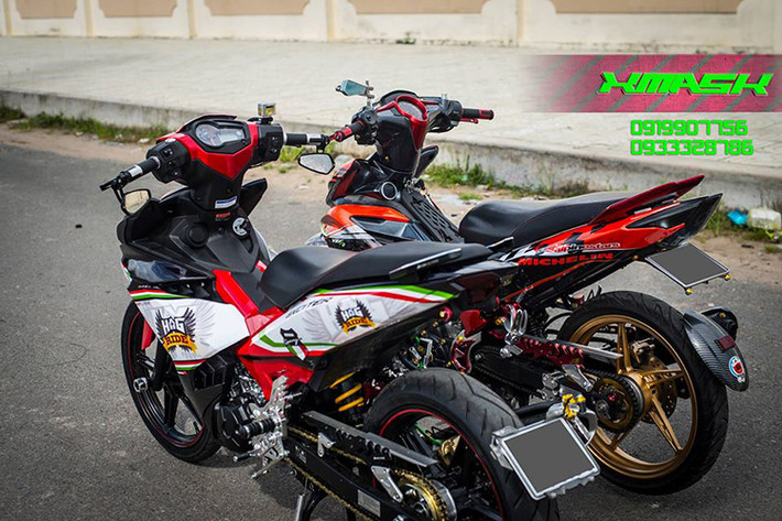 Một cặp đôi Exciter 135 và 150 khác cũng được lên dàn đồ chơi độc đáo với đuôi, dè, mâm... cùng dàn áo mới được thay cực kỳ nổi bật.