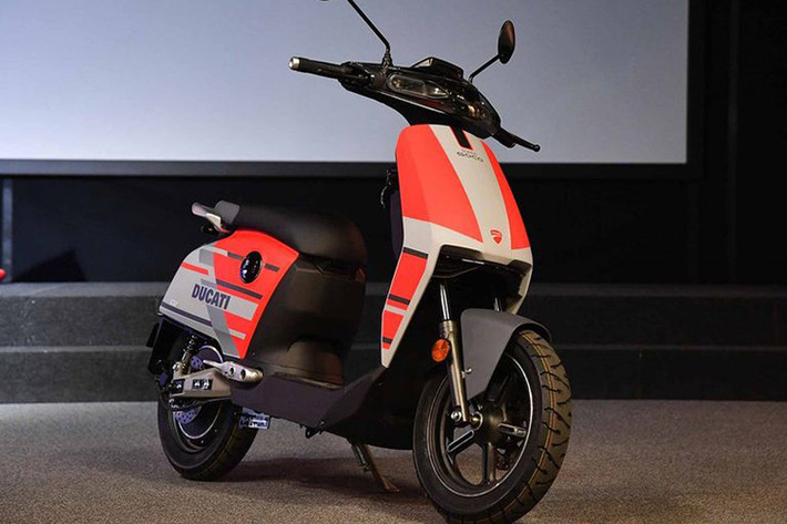 Thực chất, mẫu Super Soco CUx Special Edition Ducati mới ra mắt chính là phiên bản đặc biệt của chiếc Super Soco CUx, xe được thay đổi ngoại hình với bộ tem áo mới phá cách mang phong cách đặc trưng nhà Ducati với cách phối màu cam - trắng.