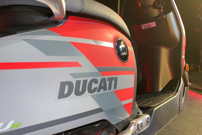 Theo nhà sản xuất, Super Soco CUx Special Edition Ducati 2020 mới có hai chế độ sạc: sạc thông thường trong vòng 7 giờ, sạc nhanh từ 3,5 giờ.