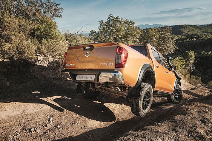 Tên chiếc Nissan Navara of-road AT32 độ địa hình siêu hầm hố này đã gợi lên những đặc tính cơ bản của nó. “AT” là viết tắt cho Arctic Trucks, trong khi con số 32 là chỉ đường kính (inch) của lốp địa hình.