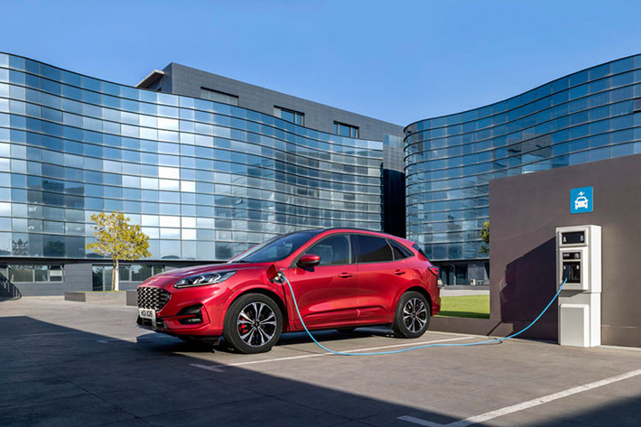 Hệ truyền động plug-in hybrid mới của Ford Kuga 2019 kết hợp một động cơ xăng 4 xi-lanh dung tích 2.5 lít với một mô-tơ điện và một cụm pin 14.4 kWh để sinh ra tổng công suất 222 mã lực. Trong vai trò là mẫu plug-in hybrid đầu tiên của Ford ở châu Âu, Kuga PHEV sẽ mang tới cự li di chuyển thuần điện là hơn 50 km và chỉ xả 29 g/km CO2.