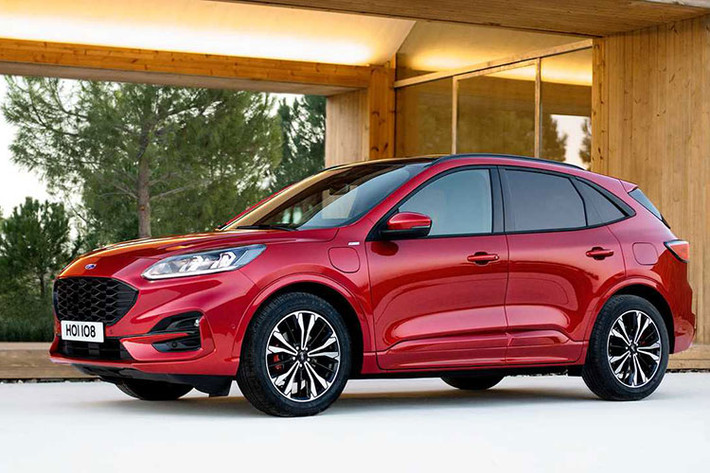 Ford Kuga hoàn toàn mới là mẫu SUV đầu tiên của công ty sử dụng khung gầm cơ sở C2 tương tự như ở Focus mới nhất, khiến nó dài hơn, rộng hơn và với cả một trục cơ sở hào phóng hơn. Hãng Ford khẳng định rằng mẫu xe mới có trọng lượng nhẹ hơn 90 kg so với thế hệ Kuga hiện tại.