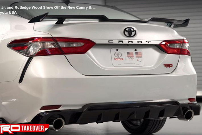 Tương tự Camry TRD mới, Toyota Avalon TRD 2019 cũng được bổ sung ngoại thất hầm hố hơn với những chi tiết màu đen bóng làm điểm nhấn, thanh ba-bô-lê thể thao hơn và bộ vành hợp kim riêng.