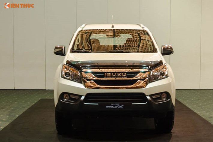 So với các đối thủ khác, Isuzu mu-X có phần yếu thế hơn trong thiết kế. Kiểu dáng xe vẫn còn những đường nét của xe bán tải D-Max. Trong khi đó, Toyota Fortuner và Mitsubishi Pajero Sport đã có thiết kế mới hoàn toàn, không mang chút dư âm nào của mẫu xe cùng khung gầm là Toyota Hilux và Mitsubishi Triton.