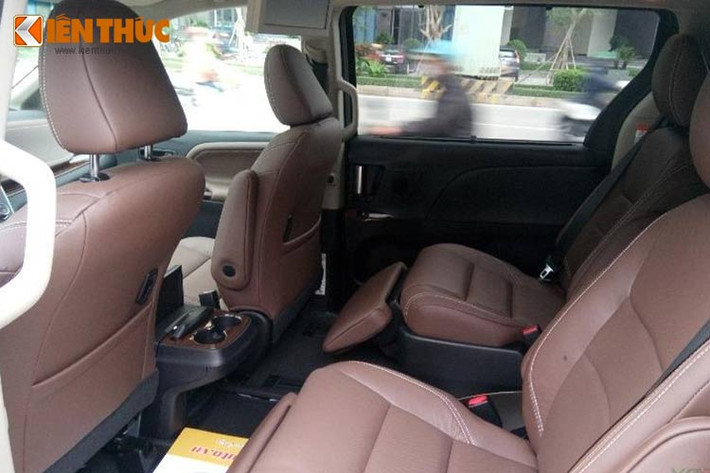 Hàng ghế thứ 2 của xe được thiết kế tách rời, điều chỉnh cơ lên, xuống, gập lại cùng giá đỡ chân tiện dụng. Hàng ghế thứ 3 gồm 3 ghế có thiết kế 60 – 40 điều chỉnh điện hoàn toàn.