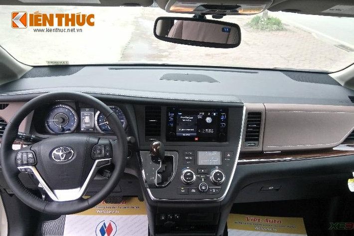 Chính giữa bảng điều khiển trung tâm được trang bị màn hình cảm ứng kích thước 6 inch, đây là trang bị tiêu chuẩn trên toàn bộ các phiên bản. Bên cạnh đó, Sienna còn được trang bị hệ thống âm thanh Entune của Toyota, với đầy đủ các kết nối.