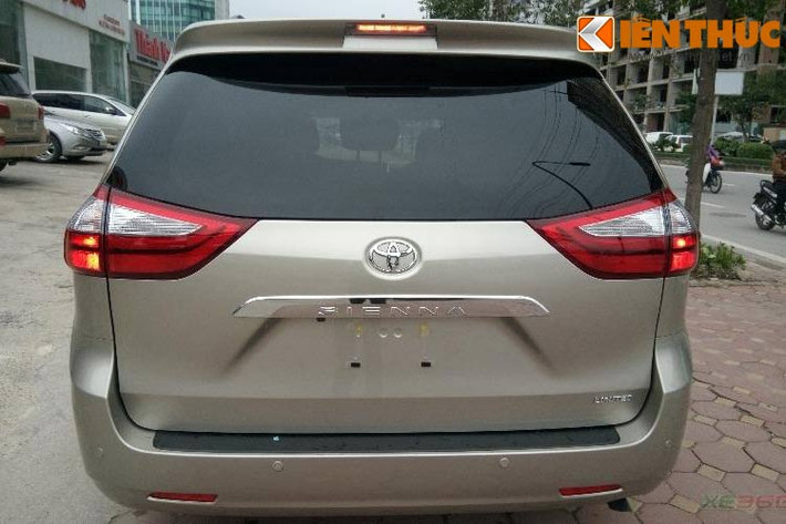 Phía sau xe nổi bật với lưới đèn hậu lớn, thanh kim loại mạ chrome với dòng chữ Sienna dập nổi được ốp chính giữa đuôi xe.