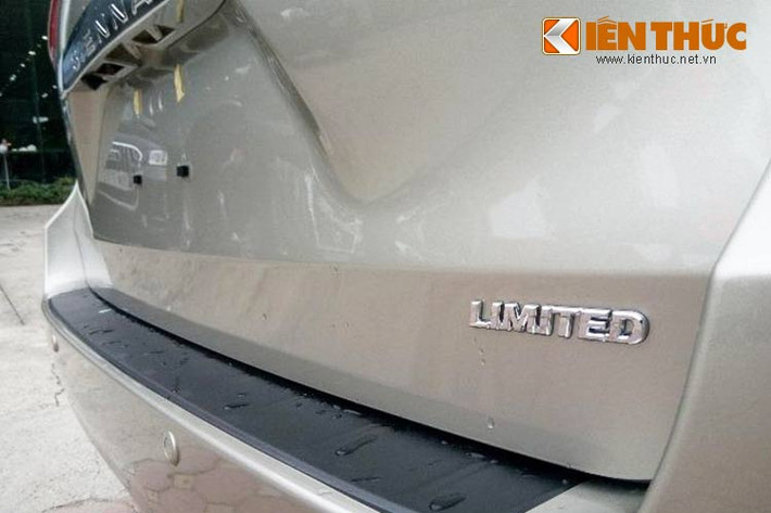 Mẫu xe được nhập khẩu xuất hiện tại một đại lý bán xe tư nhân tại Hà Nội là phiên bản Limited với logo hiện diện phía đuôi xe.
