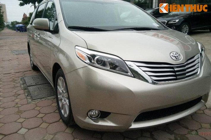 Toyota Sienna là dòng xe gia đình, bán ra thị trường lần đầu tiên từ năm 1998. Nó được xem là một trong những chiếc minivan bán chạy nhất tại Mỹ năm 2015. Phiên bản 2016 mới được một showroom tại Hà Nội nhập về là mẫu Toyota Sienna Limited thuộc thế hệ thứ 3.