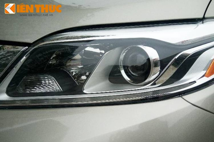Mặt trước xe nổi bật với kiểu dáng thiết kế theo hình chữ V. Lưới tản nhiệt làm từ kim loại mạ chrome sáng, đèn pha thiết kế liền khối với lưới tản nhiệt kết hợp cùng dải đèn LED chạy ngày sắc sảo.