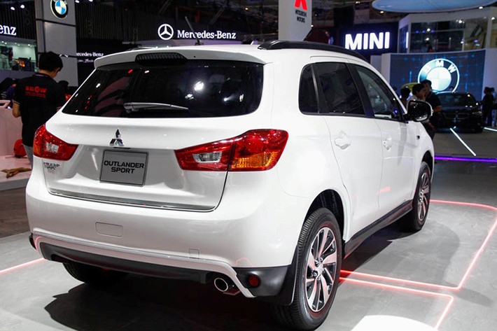 Xét một cách toàn diện, Mitsubishi Outlander Sport không hề kém cạnh hai đối thủ là Mazda CX-5 và Honda CR-V. Tuy nhiên, cũng giống như "người anh em" Pajero - bản thân Outlander Sport tại Việt Nam phiên bản hiện tại cũng đã khá cũ khi được ra mắt từ năm 2010 trên Thế giới và không được hãng xe ôtô Mitsubishi thay đổi, làm mới một cách toàn diện.