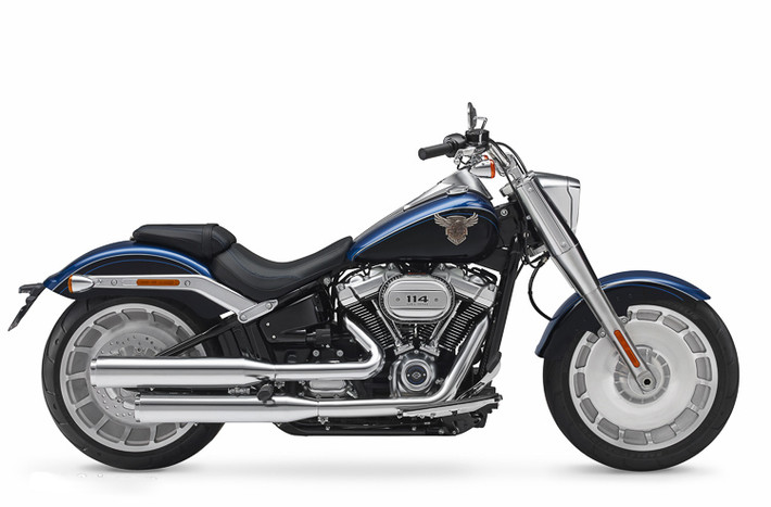Ngoại hình hoàn toàn mới của mẫu Harley-Davidson Fat Boy 2018 phiên bản 114 Anniversary với thiết kế hình khối cơ bắp hơn so với phiên bản từng ra mắt trước đó.