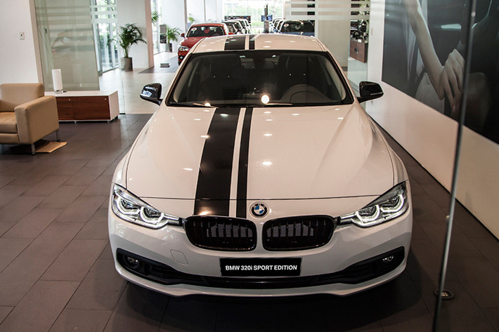 BMW 3 series là một trong những dòng xe thành công nhất lịch sử của thương hiệu xe Đức và có hơn 6.400 xe đã lăn bánh tại thị trường Việt Nam. So với phiên bản tiêu chuẩn, BMW 320i M Performance phiên bản thể thao được trang bị nhiều chi tiết độ chính hãng đầy cá tính.