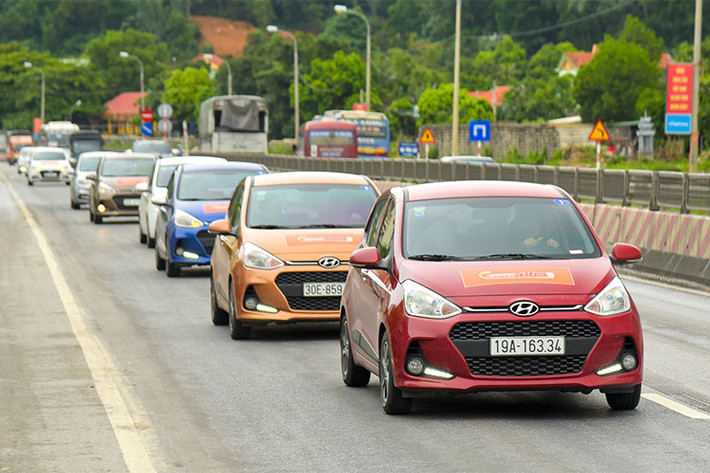 Theo các số liệu mới nhất của Hiệp hội các nhà sản xuất ôtô Việt Nam (VAMA) và Hyundai Thành Công vừa công bố, những mẫu xe Hyundai tiếp tục làm mưa làm gió với gần 5.000 xe du lịch bán ra, vượt xa Toyota. Cụ thể, với doanh số 1.820 xe, mẫu xe cỡ nhỏ Hyundai Grand i10 đã trở thành "vua doanh số" thị trường ôtô Việt.