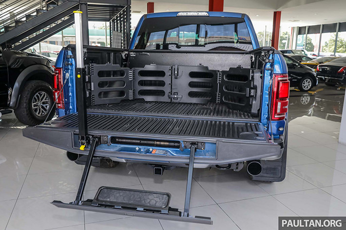 Ngoại hình xe không thay đổi so với Ford F-150 Raptor bản quốc tế, xe còn có các tùy chọn ngoại thất như lưới tản nhiệt Sutton Rex Revolver, đèn LED trợ sáng, dãy LED bar trên mui xe, đèn LED định vị trên gương, tấm lót thùng hàng, ốp đuôi xe Sutton carbon và mâm xe 6 chấu