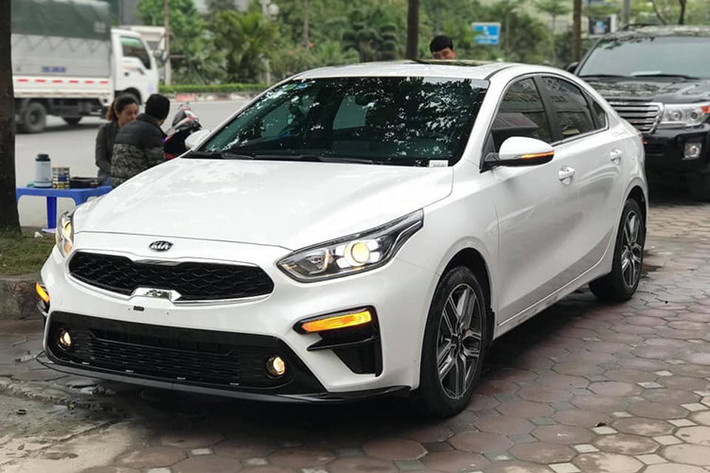 Trang bị an toàn cua xe bao gồm hệ thống chống bó cứng phanh ABS, phân phối lực phanh điện tử EBD, hỗ trợ phanh khẩn cấp BA, hỗ trợ khởi hành ngang dốc, cân bằng điện tử, ổn định thân xe, ga tự động Cruise Control, camera lùi, cảm biến hỗ trợ đỗ xe trước sau và 2 túi khí. Giá xe Kia Cerato mới bản 1.6 Deluxe được Trường Hải (THACO) công bố 635 triệu đồng chưa bao gồm các khoản thuế, phí và ra biển.