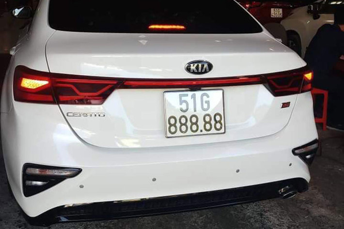Do đó, với những chiếc xe có biển như trên thường được định giá rất cao hơn cả giá trị của xe. Tuy nhiên, chiếc Kia Cerato 2019 biển 51G-888.88 là trường hợp đặc biệt và hiện đang được nhiều người trả mức giá lên đến 3 tỷ đồng, tức là gấp gần 5 lần so với giá trị thực của xe cũng không phải là điều khó hiểu.
