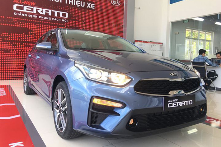 Các phiên bản của xe có thiết kế ngoại thất gần như giống hệt nhau và khó phân biệt. Kích thước Cerato mới lớn hơn bản cũ. Chiều dài tăng 80 mm, rộng hơn 20 mm và chiều cao cũng nhỉnh hơn 5 mm. Khung gầm mới được giới thiệu là cứng hơn nhờ 54% thép cường lực.