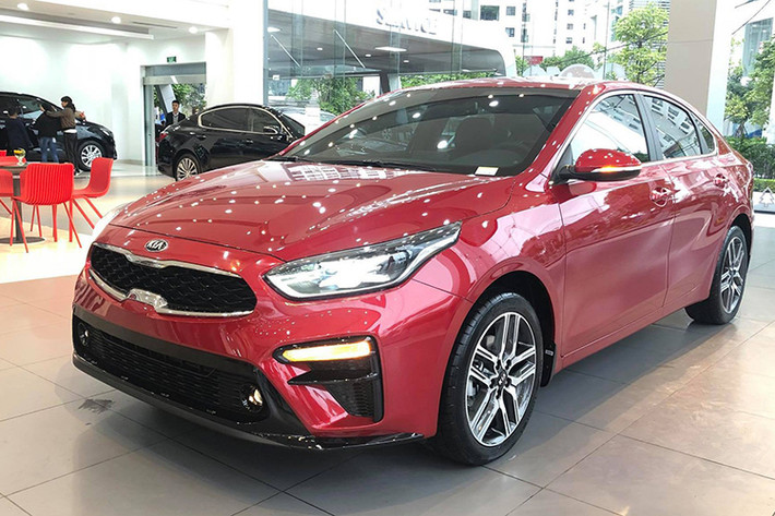 Cerato tiếp tục được phân phối với 4 phiên bản nhưng có sự điều chỉnh từ 2 số tự động, 2 số sàn thành 3 số tự động và 1 số sàn. Giá Kia Cerato 2019 tại thị trường Việt Nam được niêm yết từ 559 triệu đến 675 triệu đồng. Mức giá cũ của mẫu xe này dao động từ 499 triệu đến 635 triệu đồng.