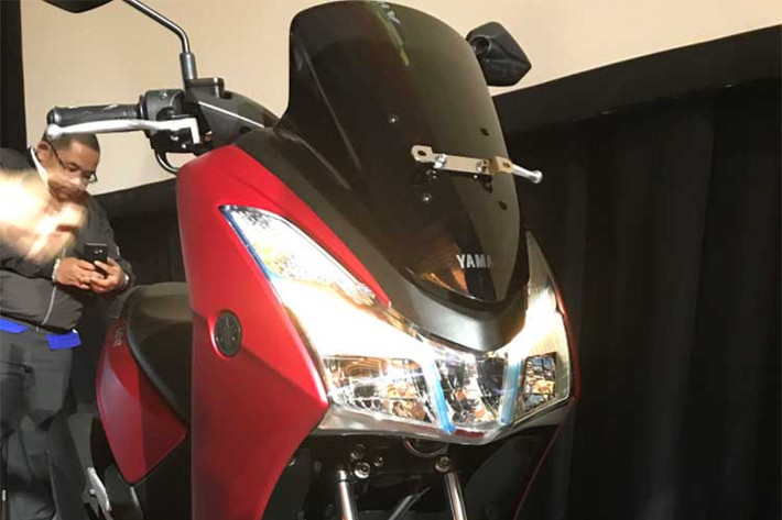 Với kiểu dáng ấn tượng, LEXi 125 được hãng xe máy Yamaha tại Indonesia trang bị phần đầu với kính chắn gió lớn, trong khi toàn bộ cụm đèn hình chữ V được tích hợp hoàn toàn vào mặt nạ trước của xe. Theo trào lưu chung, chiếc xe cũng sử dụng đèn full LED ở phía trước.