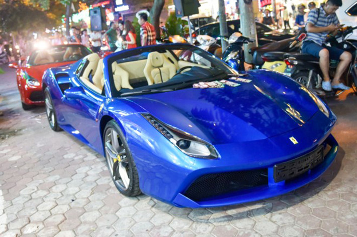 Mới đây nhất, một doanh nhân Bình Phước đã hoàn tất quá trình mua siêu xe Ferrari 488 Spider từ một công ty nhập khẩu siêu xe có tiếng ở Hà Nội. Trước đó, công ty này đã thu mua lại chiếc siêu xe mui trần Ferrari 488 Spider màu xanh dương từ một doanh nhân Nha Trang.