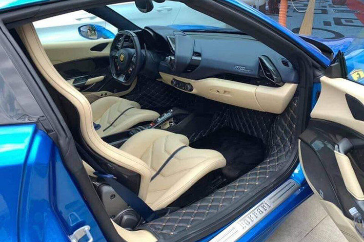 Đối lập với ngoại thất xanh dương, chiếc Ferrari 488 Spider hàng hiếm này sở hữu nội thất màu kem kết hợp cùng nhiều chi tiết được sơn màu đen và phủ carbon ấn tượng. màn hình nằm trên bảng táp-lô, trước tầm mắt của hành khách ngồi trên ghế phụ lái. Lẫy chuyển số cũng được tích hợp trên vô-lăng của mẫu siêu xe đời mới này.