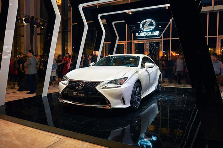 Tại Tuần lễ thời trang quốc tế 2016 này, Lexus Việt Nam đã cung cấp phương tiện vận chuyển cho sự kiện bao gồm những mẫu xe Lexus mới nhất như; LX 570, RX 350, RX Turbo, NX Turbo và ES 350 cho toàn bộ khách mời, nhà thiết kế trong nước và quốc tế đến tham dự.