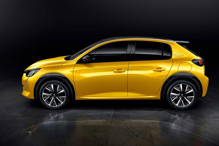 Về thiết kế, đội ngũ thiết kế của hãng xe hơi Peugeot đã chắp bút cho 208 thế hệ mới một diện mạo thu hút hơn trước, phần đầu xe nổi bật với cụm lưới tản nhiệt cỡ lớn nối liền với cụm đèn pha LED tích hợp đèn chiếu sáng ban ngày với 3 dải LED tạo hình móng vuốt sư tử kéo dài xuống bên dưới dưới trông rất lạ lẫm và ấn tượng.