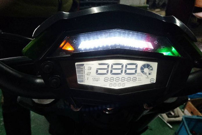 Bảng điều khiển dạng đồng hồ LCD có thiết kế tương đồng Kawasaki Z1000 nhưng được thiết kế khá màu mè và mang nhiều chi tiết "hàng mã". Các kích thước của mẫu JIAJUE N19 này cũng không hề khác biệt, thậm chí các chi tiết khác của chiếc xe nhái này cũng mang những nét góc cạnh mạnh mẽ của ngôn ngữ thiết kế đình đám Sugomi nhà Kawasaki.