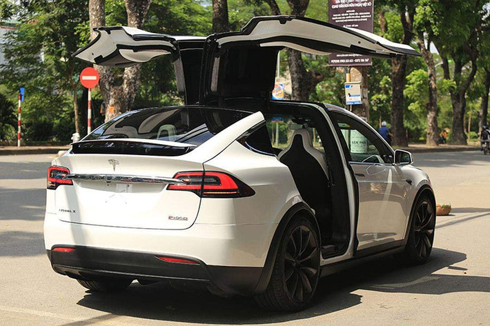Ra mắt lần đầu vào 9/2015, Tesla Model X 2016 là chiếc xe gầm cao chạy điện đầu tiên trên Thế giới được sản xuất hàng loạt. Nó đồng thời là mẫu xe thứ 3 của hãng xe điện Tesla của Mỹ sau chiếc xe thể thao Roadster và sedan Model S.
