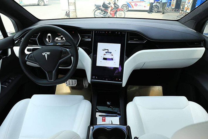 Xe có cửa hàng ghế trước mở ngang như thông thường, phía sau dạng Falcon Wing kiểu cánh chim. Quá trình mở thông minh giúp cửa có thể hoạt động ngay cả khi đỗ trong khu vực chật hẹp. Nội thất của Tesla Model được giản lược tối đa, với màn hình điều khiển 17 inch ở chính giữa. Vật liệu sử dụng đều thuộc hàng cao cấp như da lộn, carbon và nhôm.