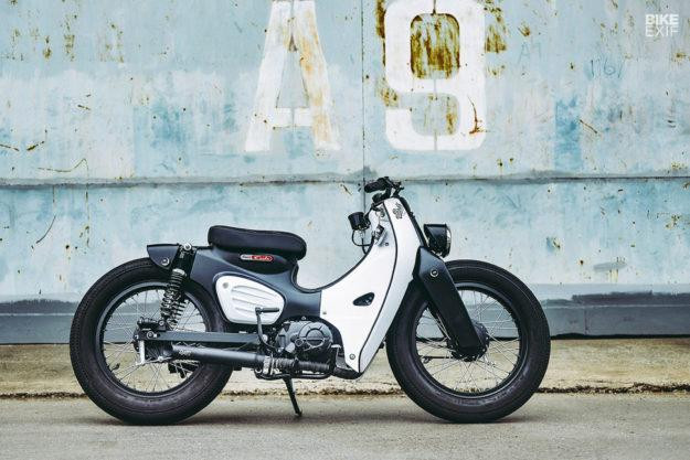 Dòng xe máy Honda Super Cub đã xuất hiện trên thị trường Thế giới hơn 6 thập kỷ, với hơn 100 triệu sản phẩm được bán ra. Thiết kế của Super Cub hiện đại hóa qua các năm nhưng mẫu 2018 vẫn sở hữu những đặc điểm của bản gốc và phong cách hoài cổ.