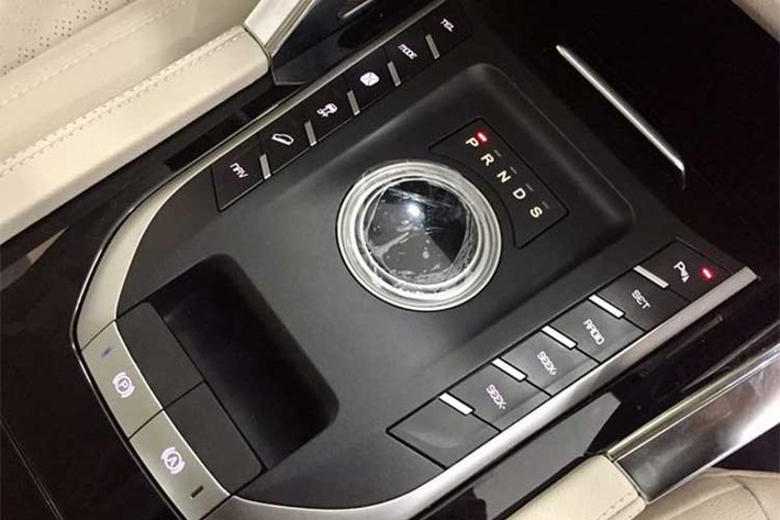 Đặc biệt trên mẫu xe mới này, cụm cần số dạng núm xoay được thiết kế khá giống với Land Rover, xung quanh là các nút bấm kiểu Vertu lấy ý tưởng từ Porsche Cayenne đời cũ, tuy nhiên chất liệu nút bấm và các trang bị trên xe vẫn còn mang "chất" khá rẻ tiền, không bắt mắt.