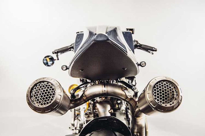 Ducati Panigale R có thiết kế không khung độc đáo - động cơ là điểm chịu lực chính đồng thời là điểm gắn cổ xe và khung phụ phía sau, chính vì vậy phần đuôi xe cũng đã được Raphael tự thiết kế, với gò khí động học đặc trưng của cafe racer cổ điển trong khi vuốt nhọn về phía sau như những chiếc KTM Duke hiện đại.