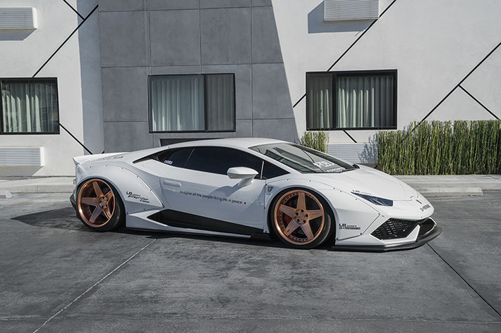 Siêu bò Lamborghini Huracan trắng muốt này đã được nâng cấp bởi gói độ thân xe của Liberty Walk, hãng độ đã quá nổi tiếng đến từ Nhật Bản.