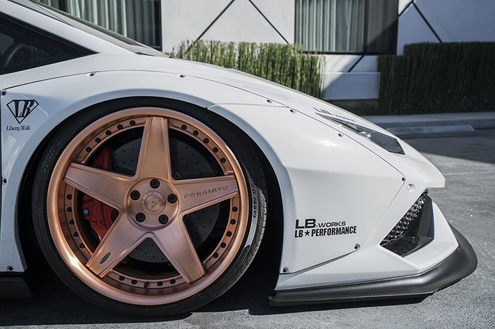 Hãng độ Forgiato cũng góp phần tạo ra ngoại hình cực độc cho siêu xe nhà Lamborghini bằng việc … lắp 2 bộ la-zăng khác nhau cho mỗi bên thân xe.