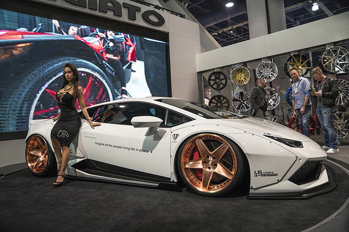 Sau khi hoàn thành, chiếc Lamborghini Huracan này với bộ bodykit của Liberty Walk trông chẳng khác nào một chiến binh trong siêu phẩm Star War đình đám chuẩn bị công chiếu.