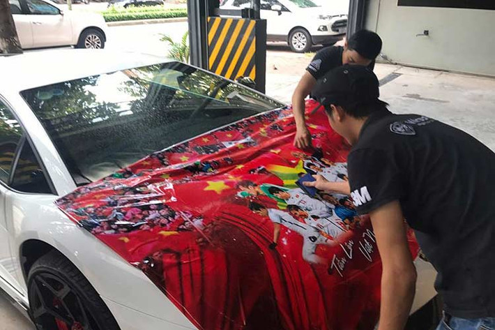 Chiếc Lamborghini Aventador LP700-4 màu trắng này được những người thợ dán hình ảnh thầy trò Park Hang-seo lên nắp capô và 2 bên hông siêu xe này còn có lá cờ Việt Nam để tiện cho việc cổ vũ cũng như tiếp thêm sức mạnh tinh thần cho các cầu thủ Olympic Việt Nam trước trận bán kết Asiad 2018 lịch sử này.