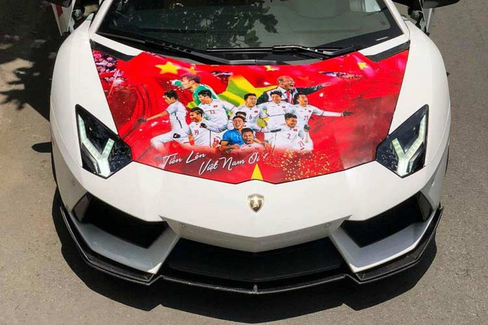 Aventador LP700-4 được trang bị động cơ V12, dung tích 6,5 lít, sản sinh công suất tối đa 700 mã lực và mô-men xoắn cực đại 690 Nm. Sức mạnh được truyền tới cả bốn bánh thông qua hộp số tự động 7 cấp ISR, nhờ đó, siêu xe Aventador LP700-4 có thể tăng tốc từ vị trí đứng yên lên 100 km/h chỉ trong thời gian 2,9 giây trước khi đạt vận tốc tối đa 349 km/h.