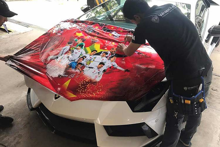 Trận đấu bán kết Asiad 2018 giữa Olympic Việt Nam và Hàn Quốc sẽ diễn ra vào 16h chiều hôm nay, ngày 29/8/2018. Hiện tại, đã có khá nhiều chủ nhân đã đem xe ôtô ra các tiệm đề-can để dán lá cờ Việt Nam, hay mới đây là siêu xe Lamborghini Aventador dán hình ảnh thầy trò Park Hang-seo để tiếp sức cho các tuyển thủ Olympic Việt Nam trước trận đấu.