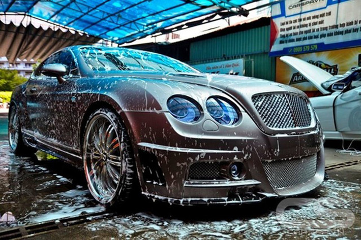 Dựa trên tác phẩm Bentley Continental GT Sports Line Black Bison Edition của nhà độ Wald, những người thợ Việt khéo léo tạo nên hình dáng mới đầy chất mạnh mẽ cho chiếc xe thể thao sang trọng Bentley Continental GT.
