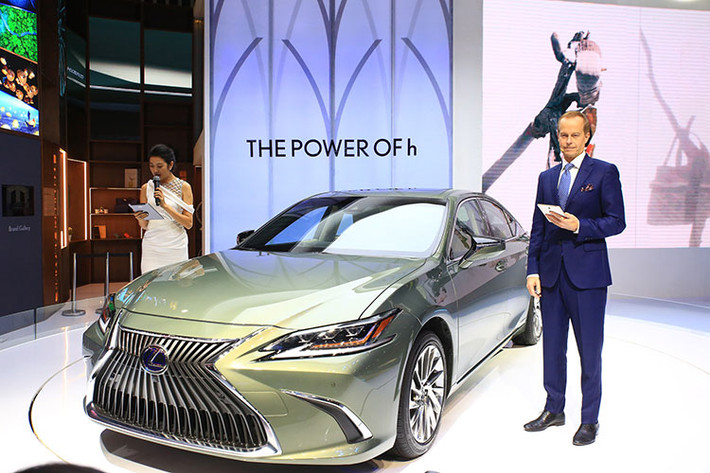 Các gian hàng lớn như của Toyota (bao gồm cả gian Lexus), Mercedes-Benz sẽ có diện tích khoảng 1.000m2, do đó hai đơn vị trên sẽ phải bỏ kinh phí tham gia tại triển lãm VMS khoảng 60.000USD, tương đương khoảng 1,4 tỷ đồng”, đại diện VAMA tiết lộ.