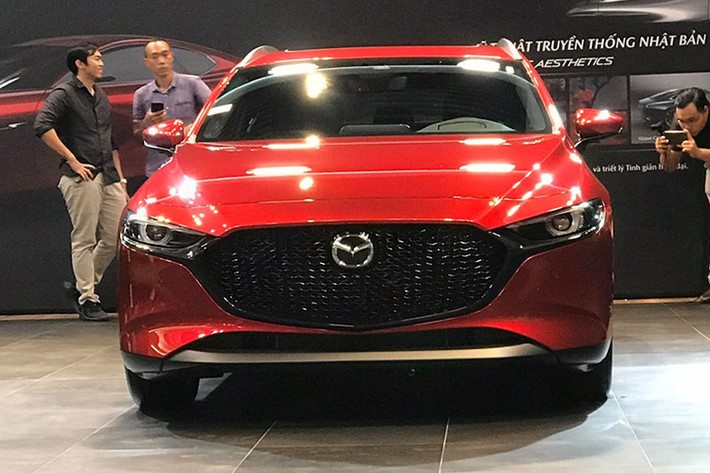 Phần đầu xe của Mazda3 thế hệ mới vừa xuất hiện tại Việt Nam nổi bật với cụm lưởi tản nhiệt màu đen bóng, đèn pha mảnh, bên dưới là những đường cắt mạnh mẽ ở cản trước. Thân xe thon dài đi kèm với các đường gân dập nổi cá tính, kính chắn gió sắc nét.