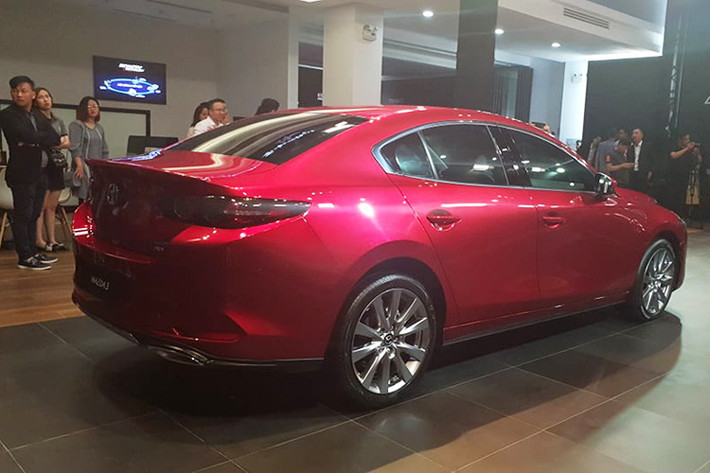 Theo thông tin từ Thaco giá xe Mazda3 2019 chưa được công bố, nó sẽ được bán tại Việt Nam với 2 loại động cơ quen thuộc là 1.5L và 2.0L nhưng thông số kỹ thuật chi tiết vẫn chưa được công bố. Ngoài ra, những trang bị cao cấp ở thị trường quốc tế có thể không còn xuất hiện tại Việt Nam hoặc sẽ xuất hiện dưới dạng tuỳ chọn.